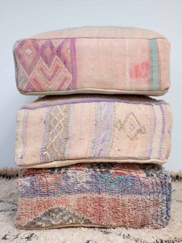 Stabel med tre puffer av vintage tepper fra Marokko