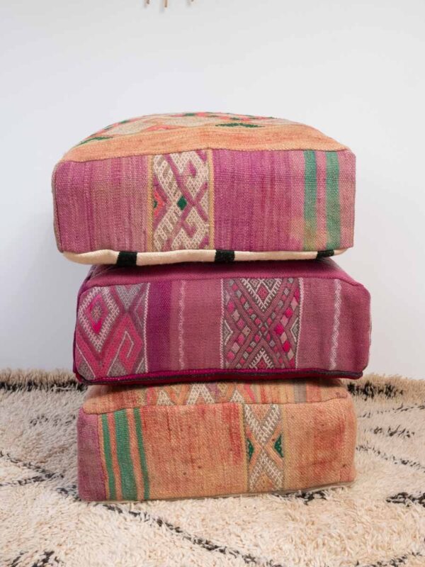 Tre puffer av vintage tepper fra Marokko.