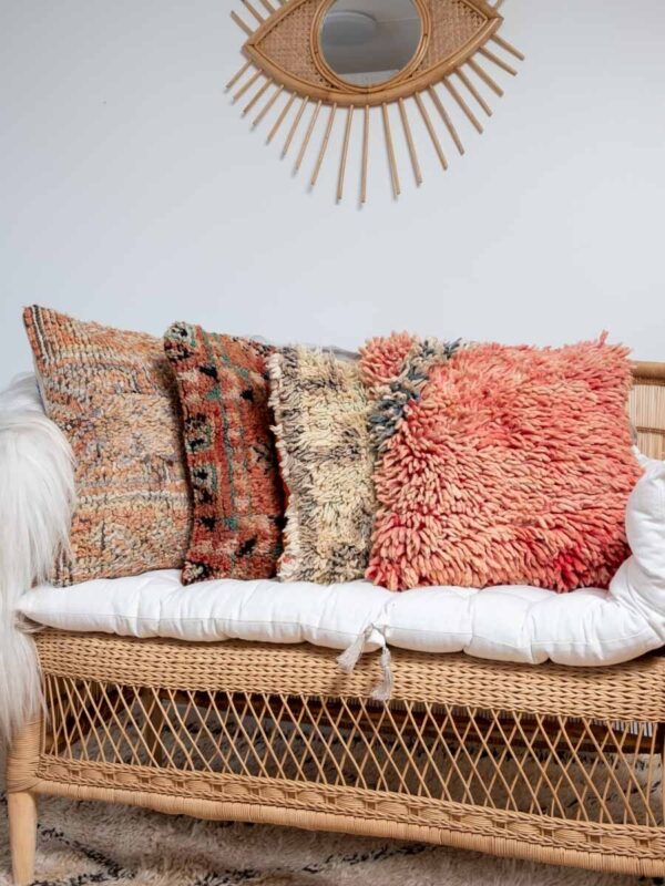 Sofa med fire puter av vintage tepper fra Marokko