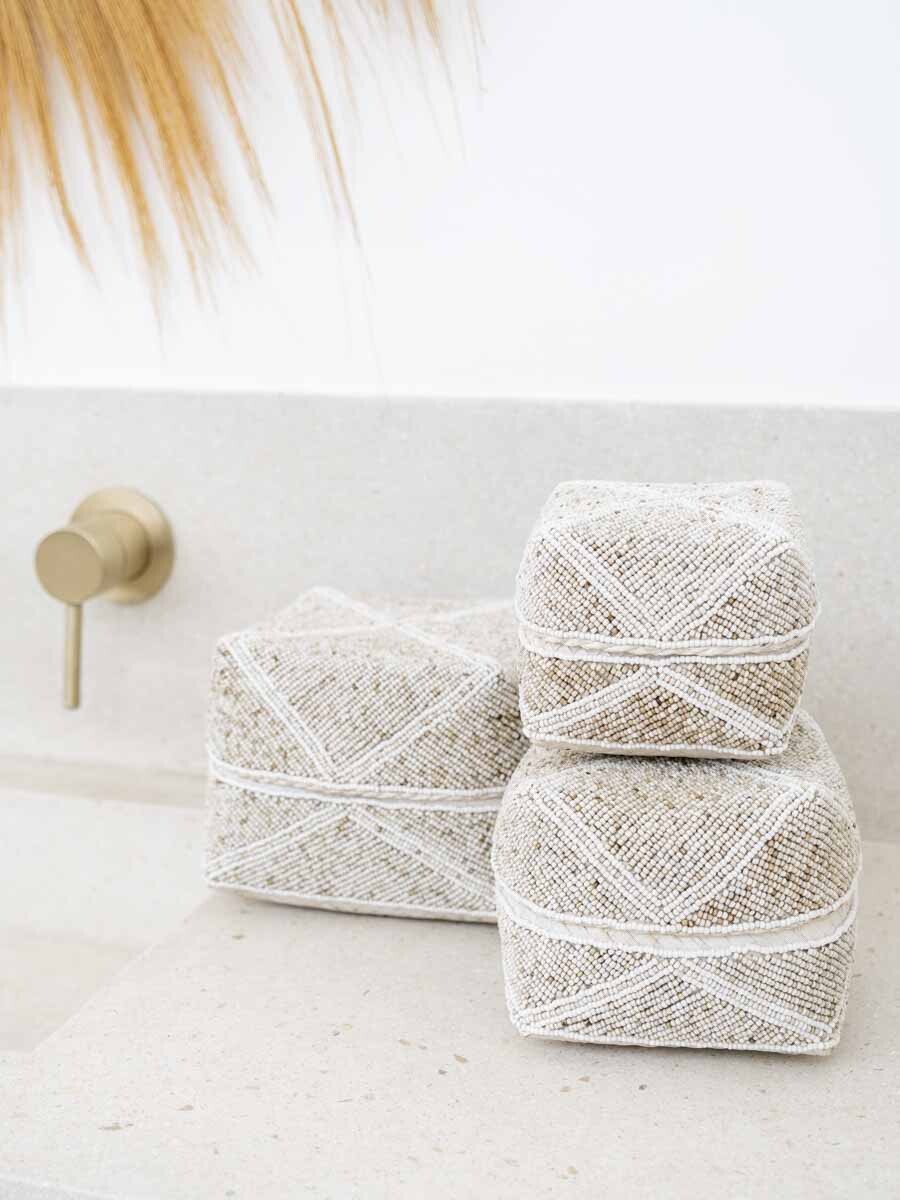 Bali boks – bambus med perler – Beige/hvit